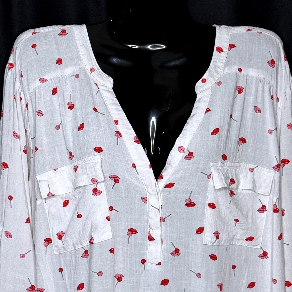Torrid‎ Harper Blouse Women 2 White Lips Lollipops V-Neck Roll-Tab 3/4 Sleeve